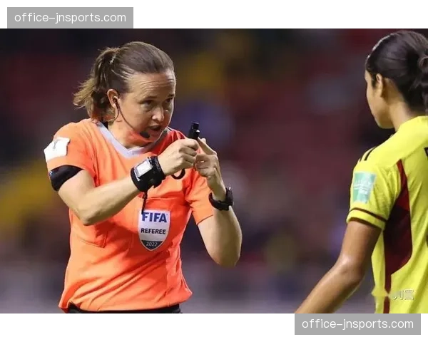 意大利裁判协会代表托马西表态 称科尔内特踩脚并非故意犯规 意大利裁判协会代表托马西表态 称科尔内特踩脚并非故意犯规